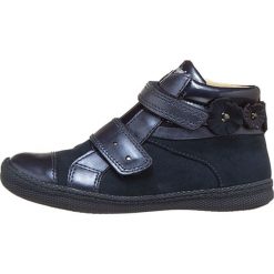 Skórzane sneakersy w kolorze granatowym. Niebieskie trampki i tenisówki dziewczęce Primigi, z aplikacjami, bez zapięcia. W wyprzedaży za 175.95 zł.