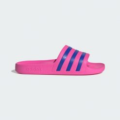 Klapki adilette Aqua. Czerwone skarpety damskie Adidas, bez wzorów. Za 99.95 zł.