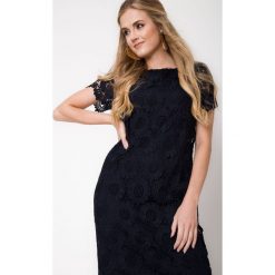 Granatowa koronkowa sukienka QUIOSQUE. Szare sukienki damskie marki QUIOSQUE, w koronkowe wzory, z dzianiny, eleganckie, z dekoltem na plecach, z krótkim rękawem. W wyprzedaży za 119.99 zł.