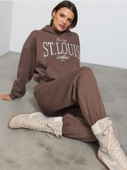 Spodnie dresowe loose jogger - brązowy. Brązowe spodnie dresowe damskie Sinsay, l, bez wzorów, z dresówki. Za 29.99 zł.