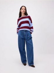 Sweter w paski - jasnoniebieski. Niebieskie swetry damskie Reserved, l, bez wzorów, z dzianiny, bez kołnierzyka, bez ramiączek, bez kaptura. Za 139.99 zł.