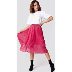 NA-KD Plisowana spódnica midi - Pink. Różowe spódnice damskie marki NA-KD, bez wzorów, z poliesteru. W wyprzedaży za 48.58 zł.
