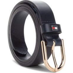 Pasek Damski TOMMY HILFIGER - Flag Belt 2.5 AW0AW05895 413. Niebieskie paski damskie Tommy Hilfiger, w paski, ze skóry. Za 179.00 zł.