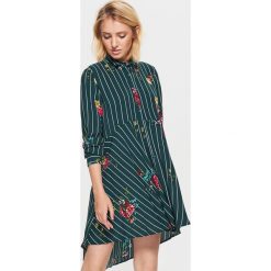 Sukienka oversize w kwiaty - Khaki. Brązowe sukienki damskie Cropp, w kwiaty. Za 79.99 zł.