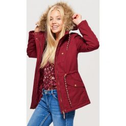 Parka z futrzanym kapturem - Bordowy. Parki damskie marki Cropp. W wyprzedaży za 129.99 zł.