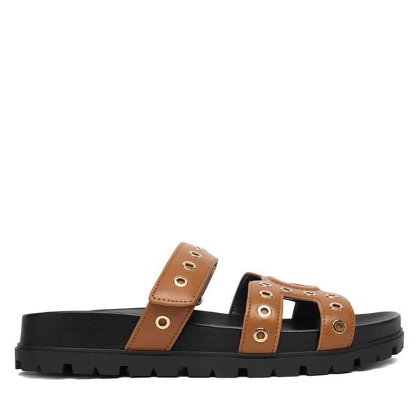Klapki Guess. Brązowe klapki damskie Guess, z aplikacjami, bez obcasa. Za 243.99 zł.