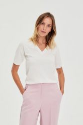 Sweter z krótkimi rękawami i dekoltem w serek biały. Białe swetry damskie MOODO, l, bez wzorów, z poliamidu, bez kołnierzyka, bez ramiączek, krótkie, bez kaptura. Za 99.99 zł.