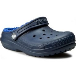 Kapcie CROCS - Classic Lined Clog K 203506 Navy/Cerulean Blue. Sandały chłopięce marki Crocs. W wyprzedaży za 129.00 zł.