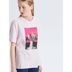 Koszulka z nadrukiem Romeo i Julia - Różowy. T-shirty damskie marki Cropp. W wyprzedaży za 29.99 zł.