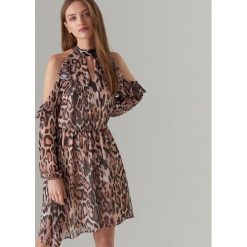 Sukienka open shoulder z motywem zwierzęcym - Kremowy. Sukienki damskie marki Mohito. Za 159.99 zł.