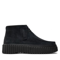 Trzewiki Clarks. Czarne botki damskie Clarks, bez obcasa, na płaskiej podeszwie, bez zapięcia. Za 539.99 zł.
