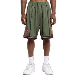 Krótka Toronto Raptors 1998/99. Zielone krótkie spodenki sportowe męskie Mitchell & Ness, bez wzorów, do koszykówki. Za 477.50 zł.