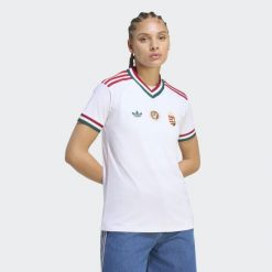 Koszulka wyjazdowa Węgry 26. Białe koszulki sportowe damskie Adidas, bez wzorów, bez kołnierzyka, bez ramiączek, do piłki nożnej, climacool (adidas). Za 439.00 zł.