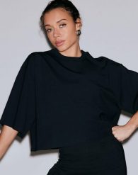 Damska koszulka luźna, pudełkowa, krótki rękaw, z domieszką modalu Luxe czarna. Czarne koszulki sportowe damskie Aim'n, s, bez wzorów, z dzianiny, bez kołnierzyka, bez ramiączek, na fitness i siłownię. Za 254.00 zł.
