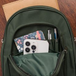 Plecak plecaczek damski mały lekki dwukomorowy wodoodporny elegancki ciemno-zielony Beltimore R37. Zielone plecaki damskie bez wzorów, eleganckie. Za 59.90 zł.