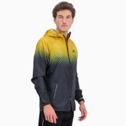 Kurtka wiatroszczelna męska do biegania i na szlak PERFORMANCE WINDBREAKER. Żółte kurtki sportowe męskie BODYCROSS, na zimę, m, bez wzorów, z materiału, do biegania. Za 739.99 zł.