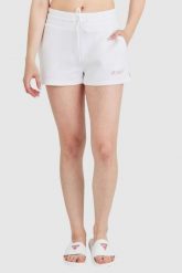 GUESS Białe szorty damskie z kolorowym logo. Białe szorty damskie Guess, s, z aplikacjami, z bawełny. W wyprzedaży za 249.99 zł.