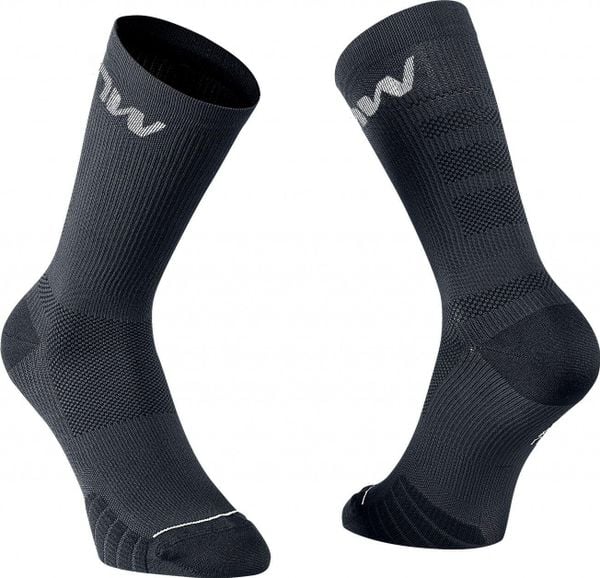 Skarpety rowerowe NORTHWAVE EXTREME PRO Sock - czarny/szary. Czarne skarpety męskie Northwave, bez wzorów. Za 82.55 zł.