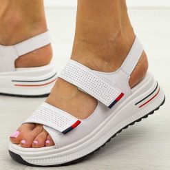 Białe ażurowe skórzane sandały damskie Cambell 07312. Białe sandały damskie Cambell, w ażurowe wzory, z jeansu, bez obcasa, bez zapięcia. Za 219.00 zł.