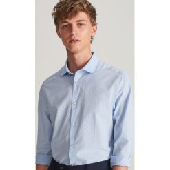 Koszula slim fit z drobnym nadrukiem - Niebieski. Koszule męskie Reserved. W wyprzedaży za 49.99 zł.