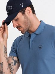 Ombre Jednokolorowa koszulka polo męska BASIC z dzianiny pique - niebieska V16 OM-POBS-0100 XXL. Niebieskie koszulki polo męskie Ombre, m, bez wzorów, z dzianiny, bez ramiączek. Za 79.99 zł.