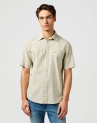 MESKA KOSZULA WRANGLER SS 1 PKT SHIRT TEA 112362730. Koszule męskie Wrangler, m, bez wzorów, bez kołnierzyka, bez ramiączek. Za 149.99 zł.