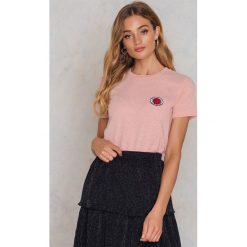 Samsoe & Samsoe T-shirt Lida - Pink. Różowe t-shirty damskie Samsøe & Samsøe, z aplikacjami, z bawełny, z okrągłym kołnierzem. W wyprzedaży za 72.89 zł.