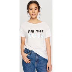T-shirt z błyszczącym nadrukiem - Biały. Białe t-shirty i topy dla dziewczynek Reserved, z nadrukiem. Za 24.99 zł.