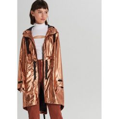 Parka z metalicznym wykończeniem - Różowy. Czerwone kurtki damskie Cropp, l, bez wzorów, bez kaptura. Za 159.99 zł.