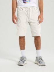 Szorty jeansowe jogger - kremowy. Białe szorty męskie Sinsay, m, bez wzorów, z jeansu. W wyprzedaży za 45.99 zł.
