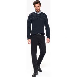 SWETER WZORZYSTY DOPASOWANY. Swetry przez głowę męskie marki TOP SECRET. W wyprzedaży za 39.99 zł.