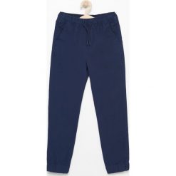 Spodnie jogger - Granatowy. Spodnie materiałowe dla chłopców marki Reserved. Za 79.99 zł.