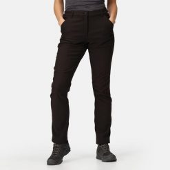 Damskie spodnie Fenton granatowe. Czarne spodnie sportowe damskie Regatta, bez wzorów, z softshellu, trekkingowe. Za 208.15 zł.