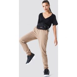 NA-KD Spodnie dresowe z panelami - Beige. Spodnie dresowe damskie marki NA-KD. Za 141.95 zł.