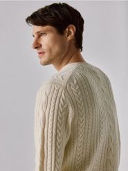 Sweter z wełną merino - złamana biel. Swetry przez głowę męskie Reserved, l, bez wzorów, z dzianiny, bez kołnierzyka. Za 249.99 zł.