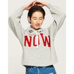Krótka bluza z kapturem - Jasny szar. Szare bluzy damskie Sinsay. Za 59.99 zł.