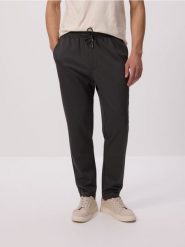Spodnie regular fit - ciemnoszary. Szare spodnie materiałowe męskie Reserved, l, bez wzorów, z dzianiny. W wyprzedaży za 79.99 zł.