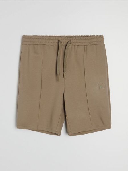 Wiskozowe szorty slim - zielony. Zielone szorty męskie Sinsay, l, bez wzorów, z wiskozy. Za 29.99 zł.