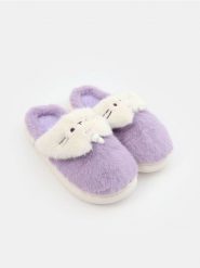 Kapcie z futerkiem Pusheen the Cat - fioletowy. Fioletowe kapcie damskie Sinsay, bez wzorów. Za 35.99 zł.