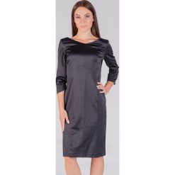 Czarna satynowa sukienka w groszki QUIOSQUE. Czarne sukienki damskie QUIOSQUE, w grochy, z satyny, eleganckie, z klasycznym kołnierzykiem. W wyprzedaży za 89.99 zł.