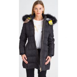 CZARNA KURTKA VERSACE JEANS. Czarne kurtki damskie Versace Jeans, z aplikacjami, z gumy, z kapturem. Za 1,524.50 zł.