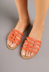 Pomarańczowe Klapki z Geometrycznymi Wycięciami Relvisa. Brązowe klapki damskie Born2be, bez wzorów, eleganckie, bez obcasa, na płaskiej podeszwie. Za 34.99 zł.