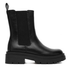 Sztyblety JENNY. Czarne botki damskie Jenny, bez obcasa, na płaskiej podeszwie, bez zapięcia. Za 169.99 zł.
