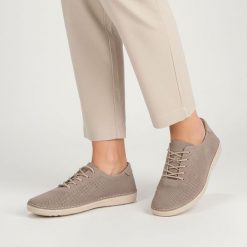 Półbuty damskie S.Barski cholewka ze skóry naturalnej z drobną perforacją klasyczne sznurowanie smukły fason zaokrąglony nosek niska jednolita podesz. Szare półbuty damskie S.BARSKI, bez wzorów, ze skóry, klasyczne, bez obcasa, na płaskiej podeszwie, bez zapięcia. Za 189.00 zł.