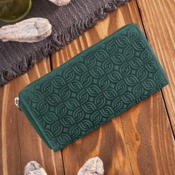 Portfel damski skórzany zielony w geometryczny wzór RFID Paolo Peruzzi T-116-HGR. Zielone portfele damskie Paolo Peruzzi, bez wzorów, ze skóry. Za 69.00 zł.