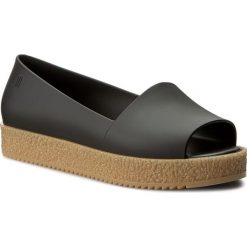 Półbuty MELISSA - Puzzle Ad 31882 Black 01003. Czarne półbuty damskie Melissa, z tworzywa sztucznego. W wyprzedaży za 199.00 zł.