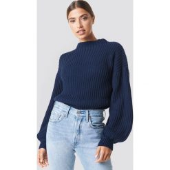 NA-KD Sweter z dzianiny z bufiastym rękawem - Blue,Navy. Niebieskie swetry damskie NA-KD, z dzianiny, z golfem. Za 121.95 zł.