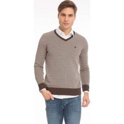 Sweter w kolorze brązowym. Brązowe swetry przez głowę męskie Denim Culture, l, bez wzorów, z bawełny, bez kołnierzyka. W wyprzedaży za 139.95 zł.