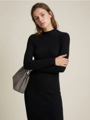 Prążkowana sukienka swetrowa - czarny. Czarne sukienki damskie Sinsay, l, bez wzorów, prążkowane, sportowe, bez kołnierzyka, bez ramiączek, sportowe. Za 59.99 zł.