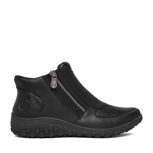 Botki Rieker. Czarne botki damskie Rieker, bez obcasa, na płaskiej podeszwie, bez zapięcia. Za 389.99 zł.